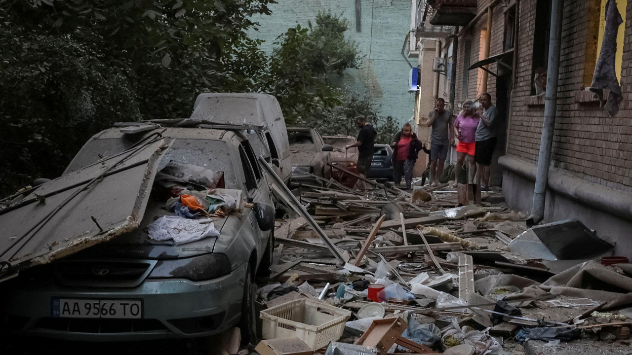 ruski napad na Kijev, uništeni automobili u kijevu