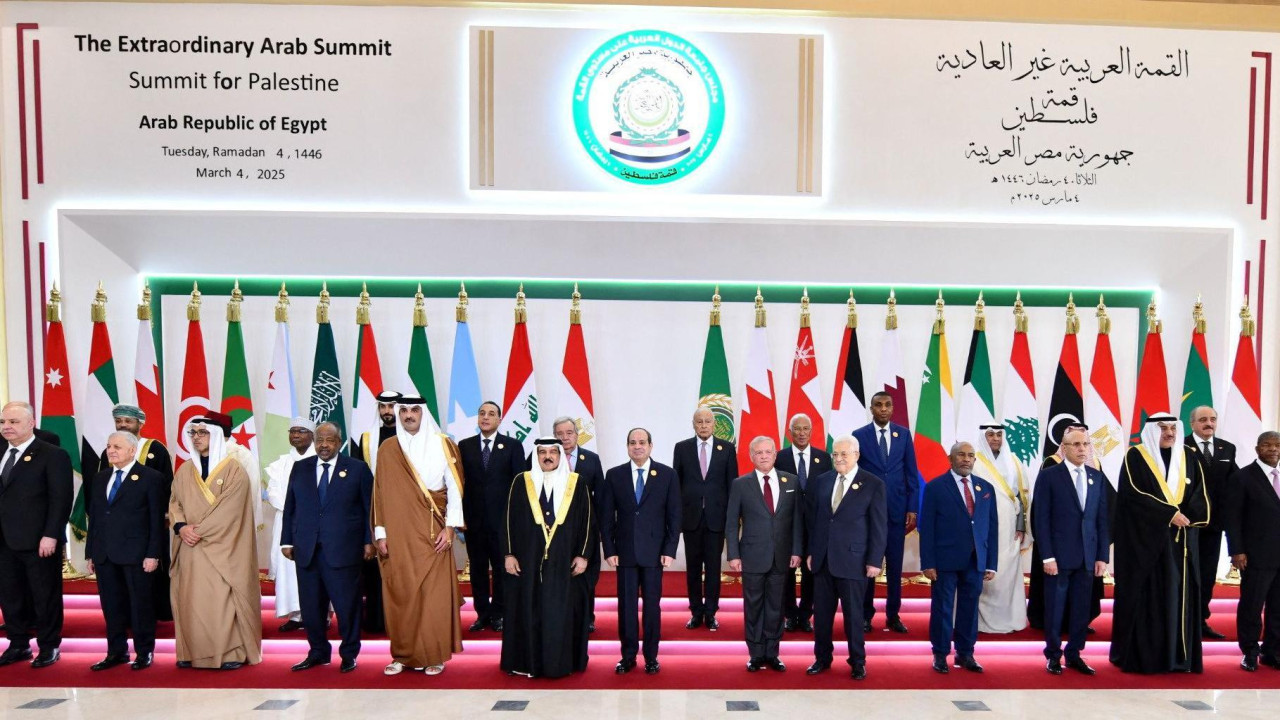 Predsednik Egipta Abdel Fatah el-Sisi pozira za fotografiju sa liderima tokom vanrednog arapskog samita o palestinskim dešavanjima, koji je održan u Novoj administrativnoj prestonici Egipta u Kairu, 4. marta 2025. godine.