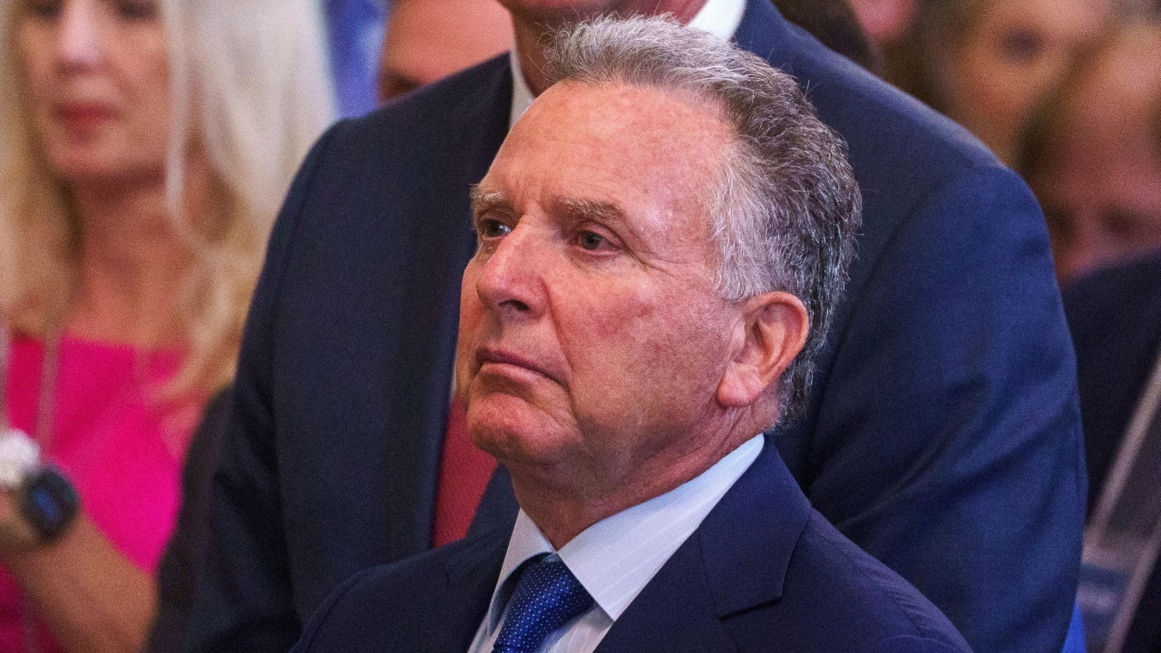 Specijalni izaslanik SAD za Bliski istok Stiv Vitkof posmatra kako predsednik SAD Donald Tramp potpisuje „Zakon o zaustavljanju svake smrtonosne trgovine fentanilom“ u Beloj kući u Vašingtonu, 16. jula 2025. godine.