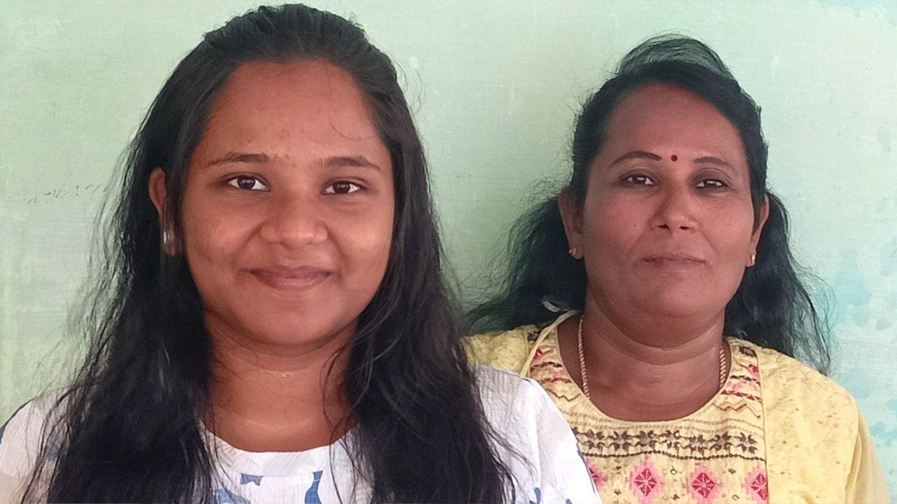 Samjukta i njena majka Amutaval, majka i ćerka se osmehuju