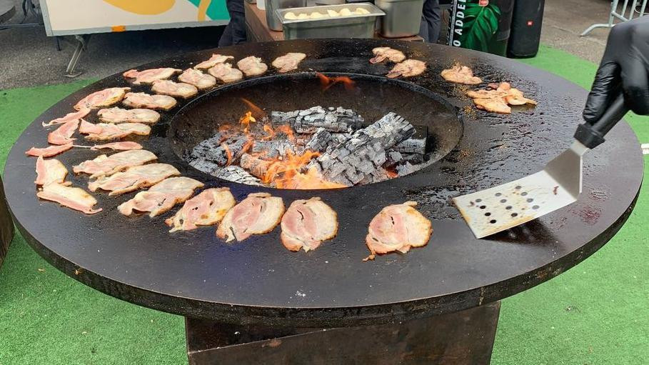 Meso se peče na okruglom šporetu