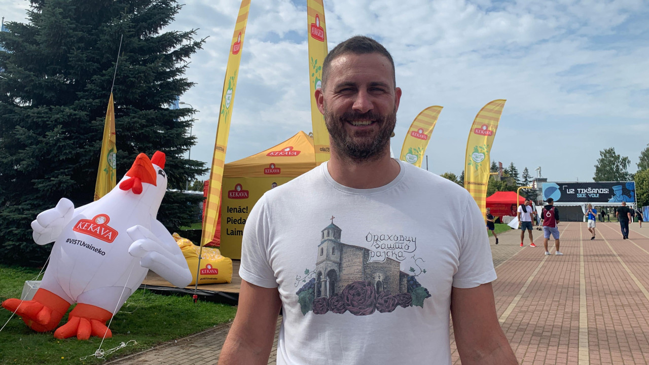 Radoje u beloj majici u fan zoni 