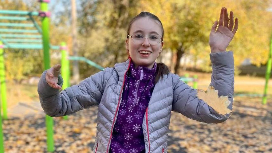 Jeva Pavlova se smeška u kameru dok se igra napolju