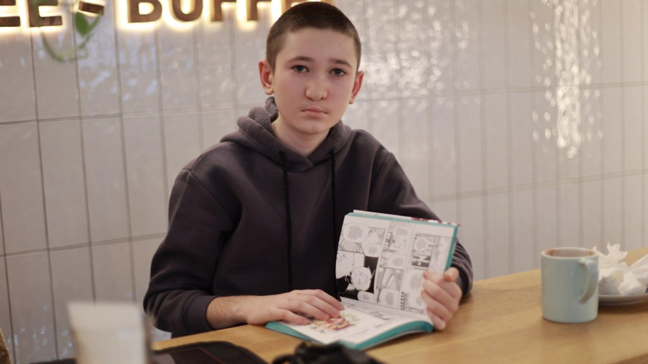 Nazar Gutnik drži knjigu i gleda u kameru