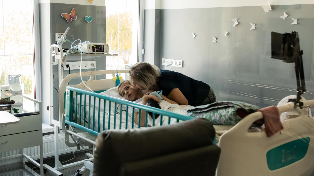 Tatjana Saienko ljubi sina Sergeja u bolničkom krevetu