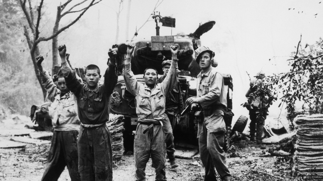 Crno bela fotografija muškaraca ispred borbenog vozila