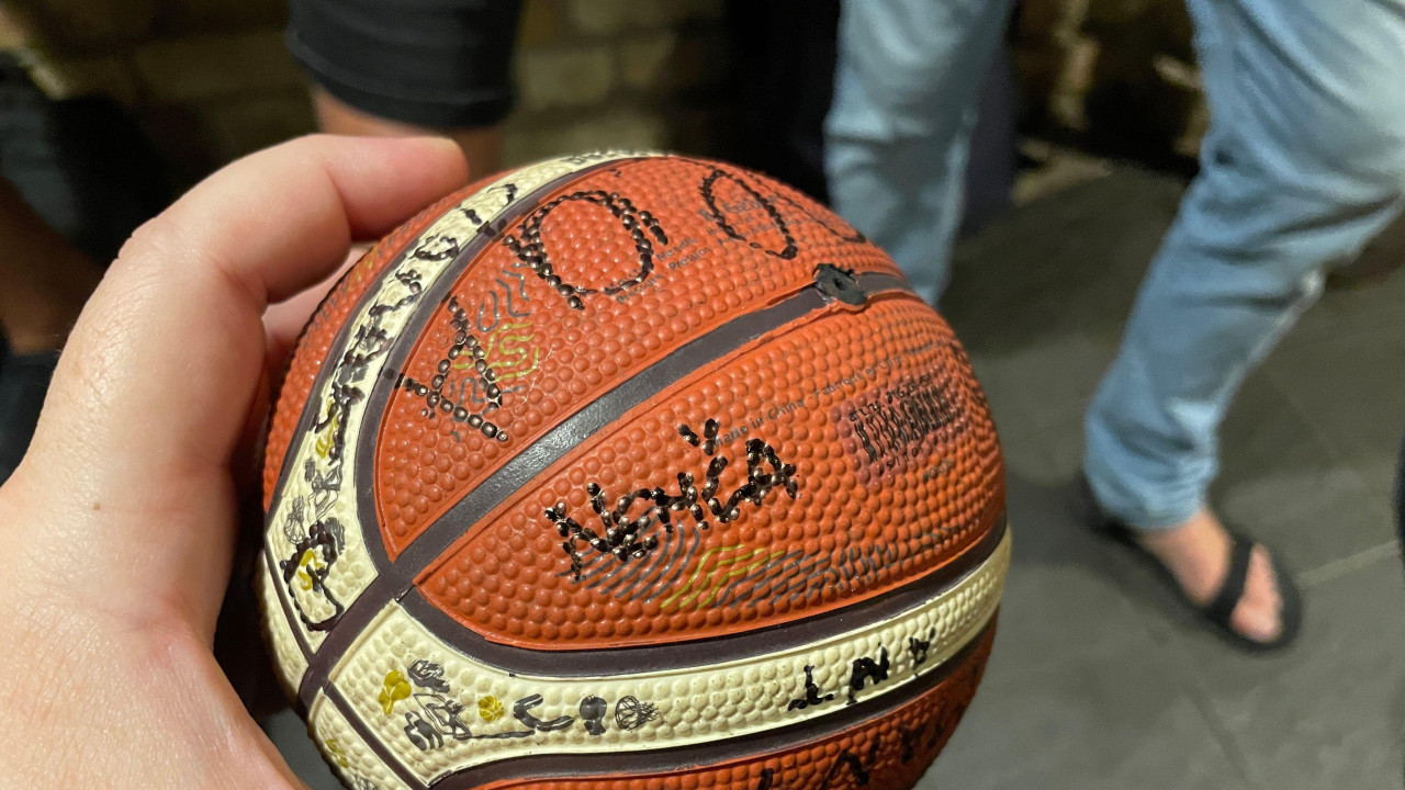 Mala košarkaška lopta i potpis BBC novinara