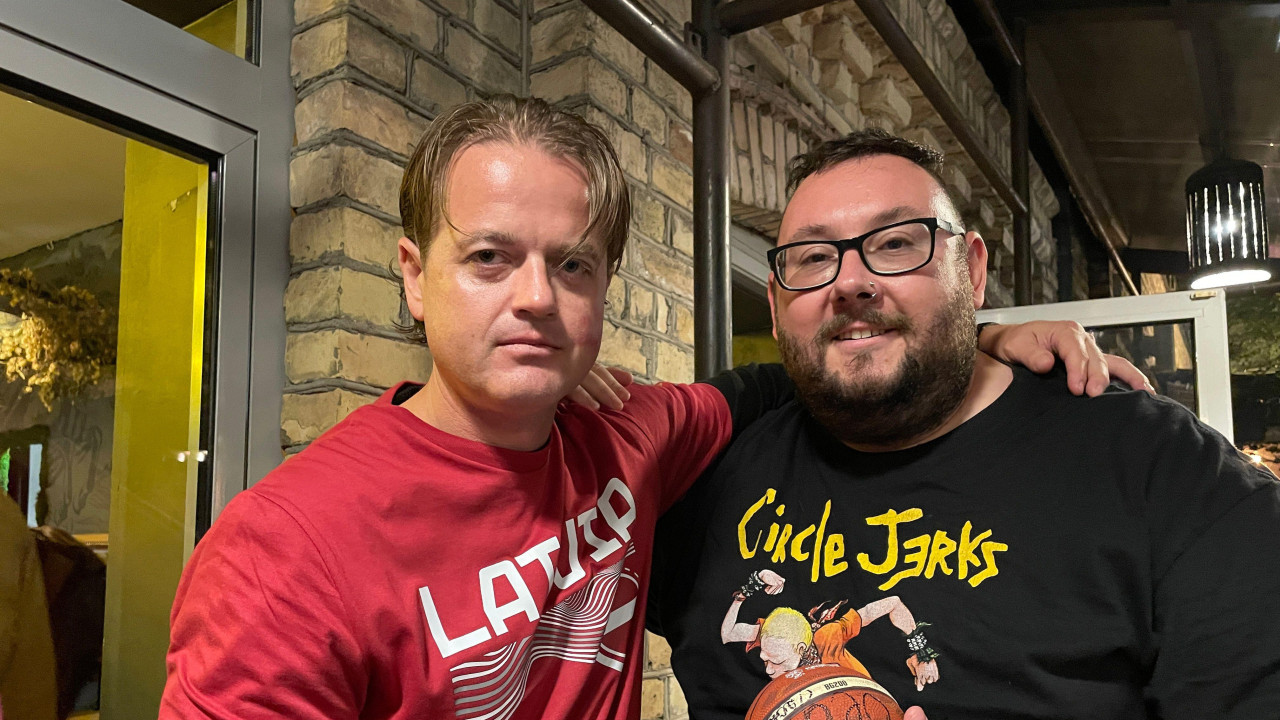 Letonski navijač i BBC novinar, pošto je lopta potpisana