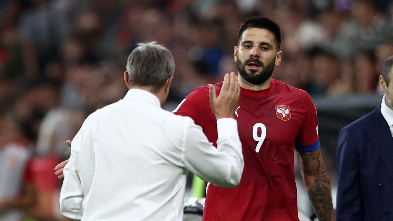 dragan stojković piksi i aleksandar mitrović se pozdravljaju