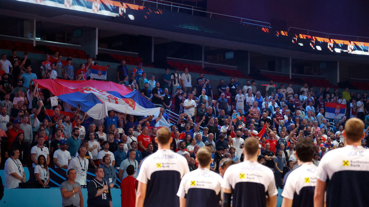srbija, srpska zastava na tribinama dvorane u rigi, srpski navijači u letoniji