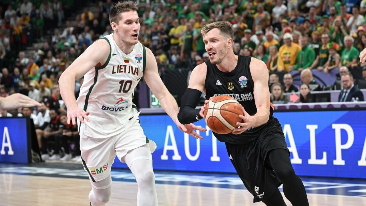 Nemac Andreas Obst prolazi pored Litvanca Azulasa Tubelisa