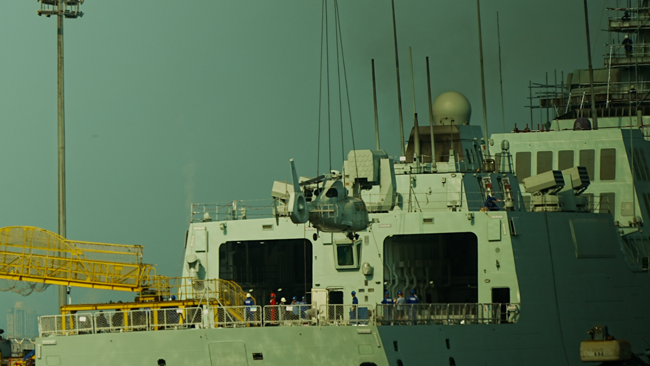 Spuštanje helikoptera na palubu vojnog broda usidrenog u Dalijanu 