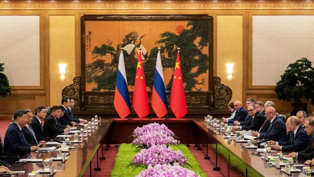 kineska i ruska delegacija na sastanku u pekingu