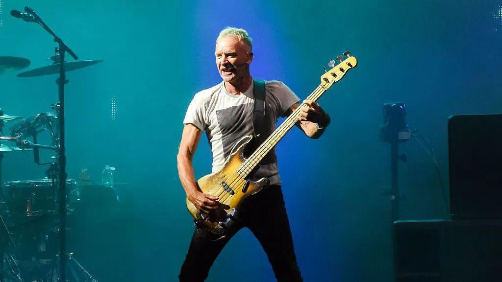 Sting sa gitarom na bini