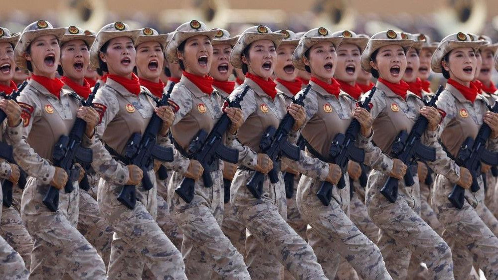 vojna parada u kini, žene vojnici marširaju na vojnoj paradi u kini