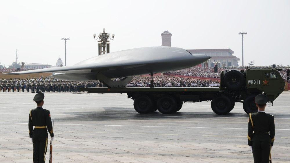 vojna parada u kini, oklopna vozila nose bespilotne letelice tokom vojne parade 