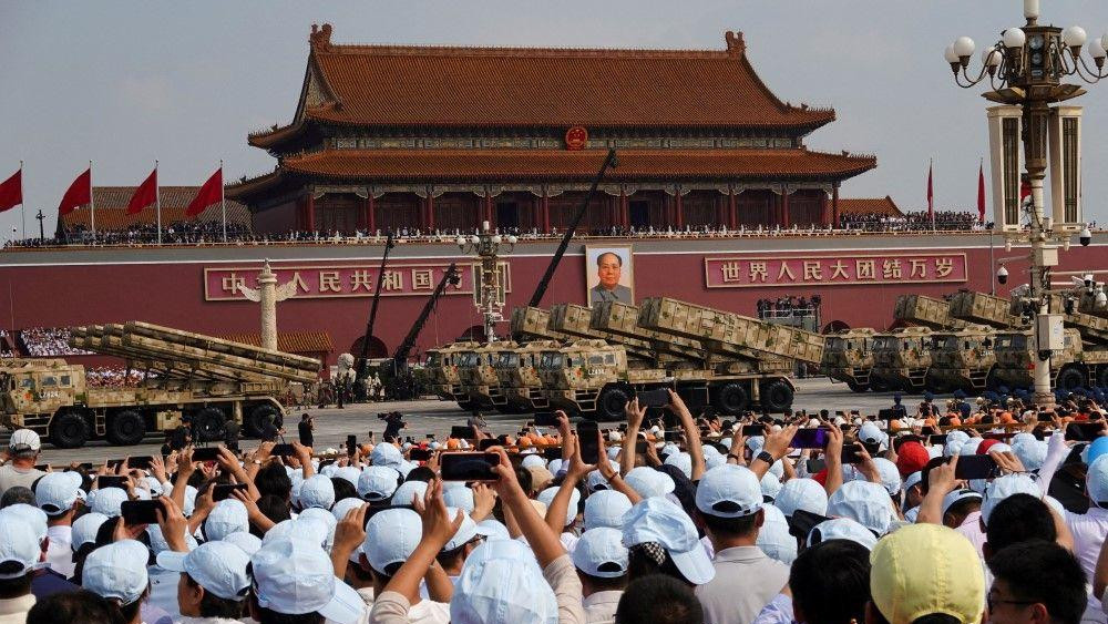 vojna parada u pekingu, ljudi gledaju paradu u kini dok tenkovi prolate trgom tjenanmen