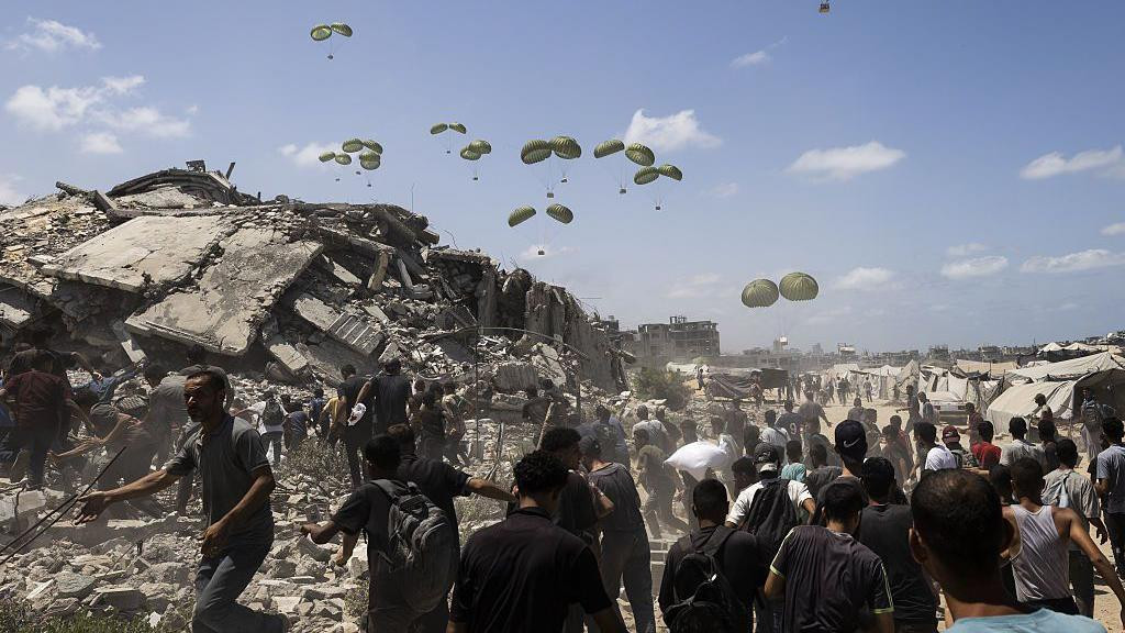 Avioni izbacuju humanitarnu pomoć