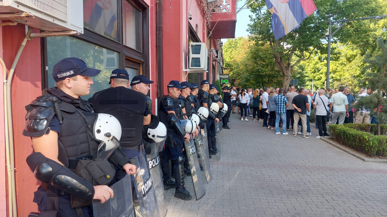 Jake snage policije obezbeđivale su zgradu Skupštine grada Zaječara