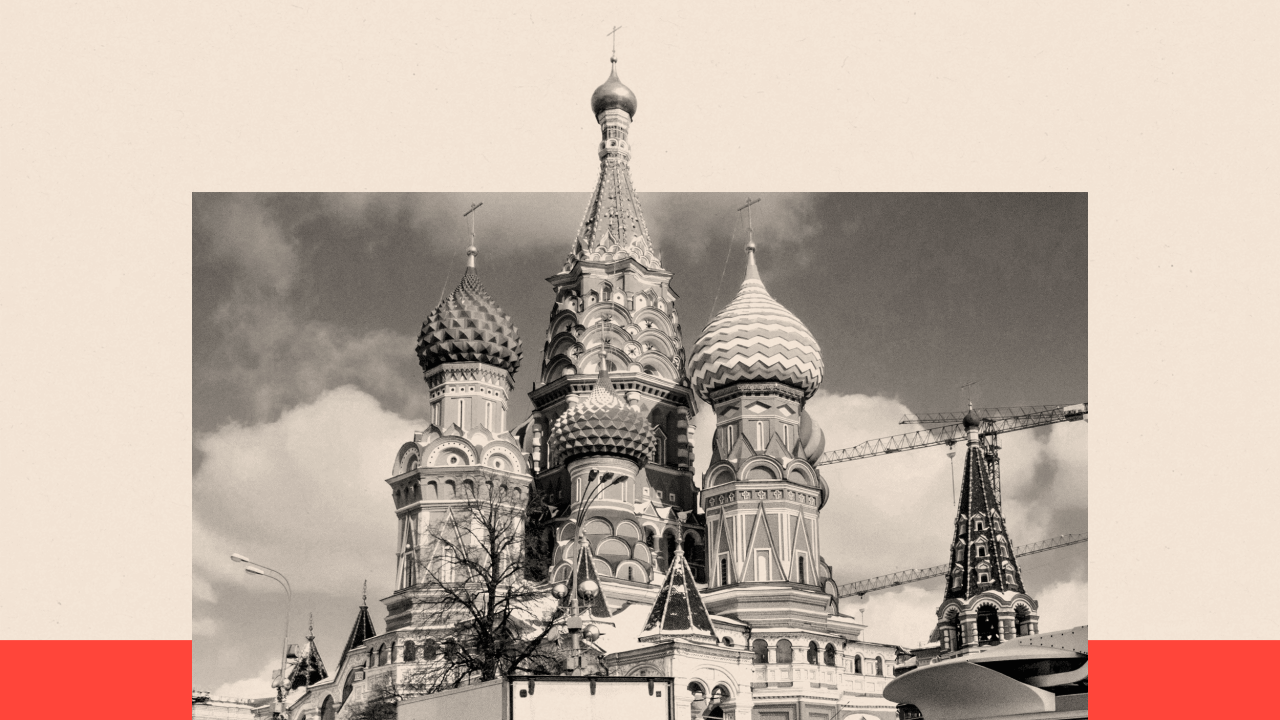 Modifikovana fotografija kombija televizije RT ispred Kremlja