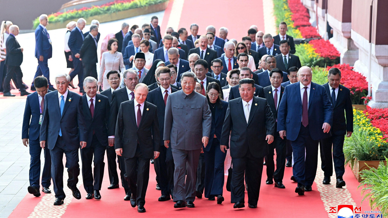 putin, si đinping, kim džong un, vojna parada u kini, svetski državnici na vjnoj paradi u kini, Putin, Si Đinping i Kim Džong Un u prvom redu, dok državnici koračaju ka Trgu Tjenanmen da bi gledali paradu kineske vojske povodom 80 godina od dana pobede u Drugom svetskom ratu