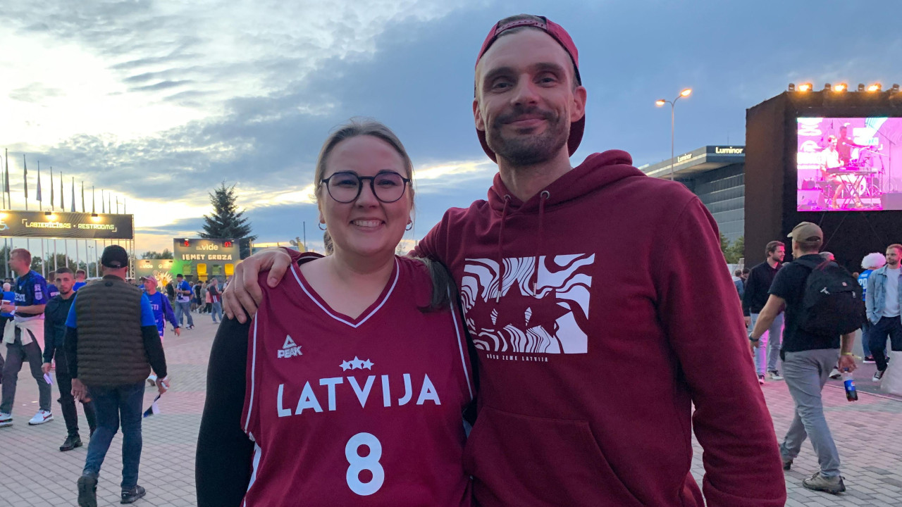 Lora u dresu reprezentacije Letonije sa prijateljem