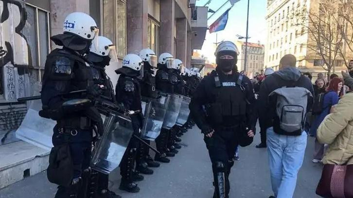 Policija obezbeđuje zgradu beogradske skupštine