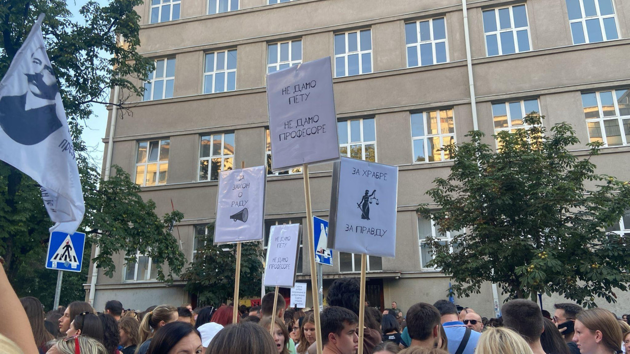 Skup podrške nastavnicima ispred Pete gimnazije u centru Beograda