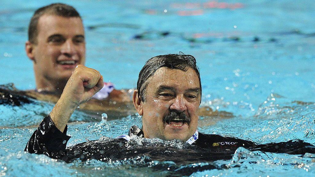 ratko rudić, ratko rudić obučen u bazenu proslavlja evropsku titulu sa reprezentacijom Hrvatske