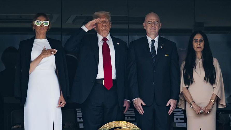 Melanija Tramp sa suprugom i predsednikom FIFA Đanijem Infantino na Svetskom klupskom fudbalskom prvenstvu u Njujorku u julu 2025.