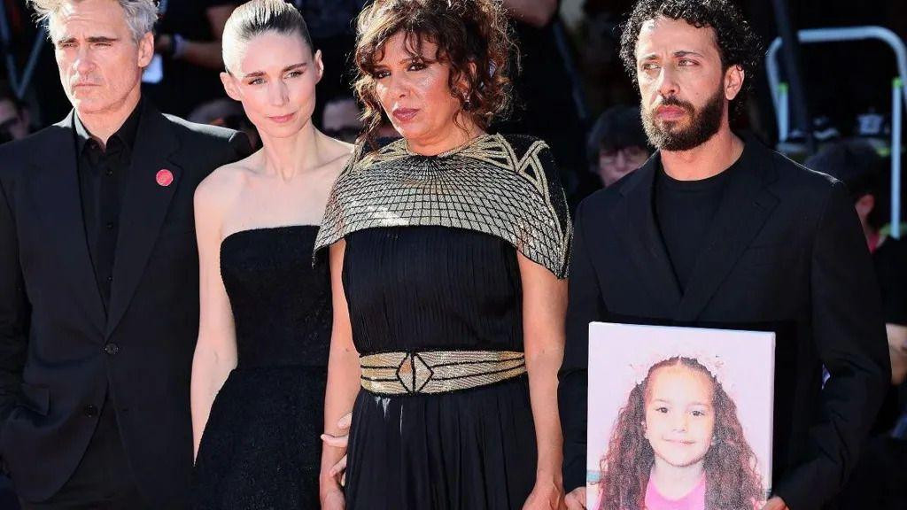 Izvršni producenti Hoakin Finiks i Runi Mara, zajedno sa rediteljkom Kauter Ben Hani i glumcem Motazom Malhesom koji drži sliku preminule devojčice Hind Radžab