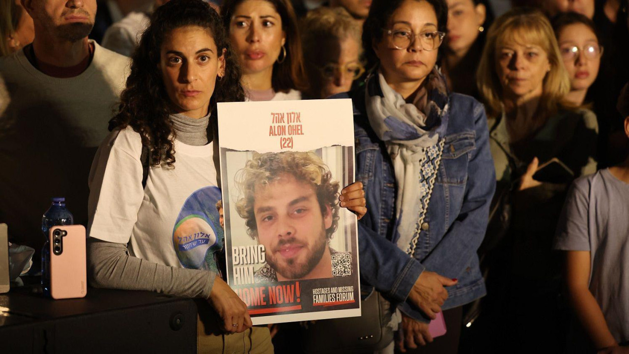 Devojka drži fotografiju Alona Ohela na protestu u Tel Avivu u novembru 2023.