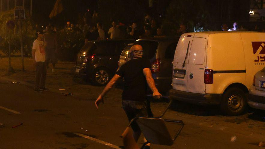 Demonstrant sa stolicom u Novom Sadu