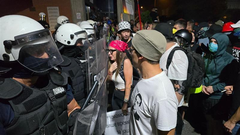 Okupljeni demonstranti i policija