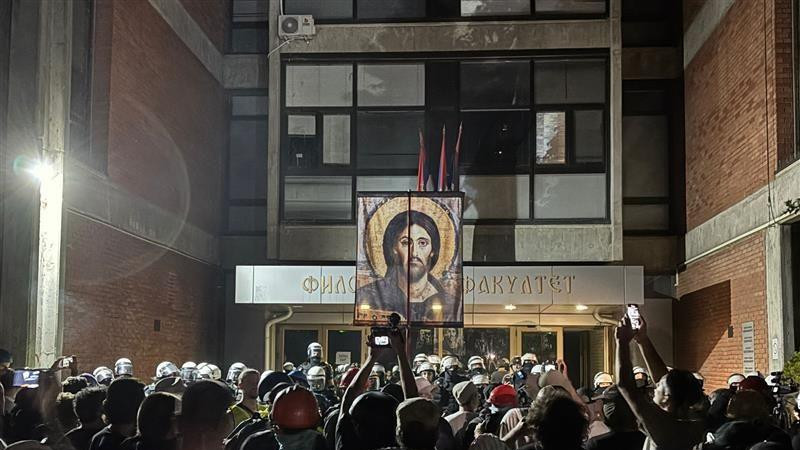 Studenti i policija ispred fakulteta u Novom Sadu