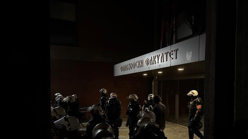 Policija ispred fakulteta