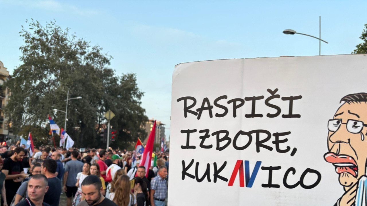 Ljudi na protestu u Novom Sadu