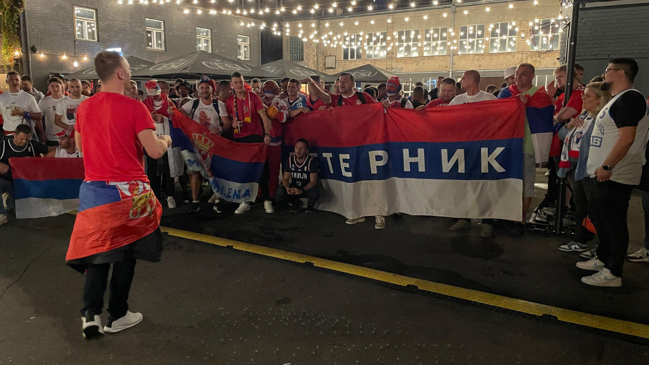 Srpski navijači u kafiću odakle se kretalo na košarkaške mečeve