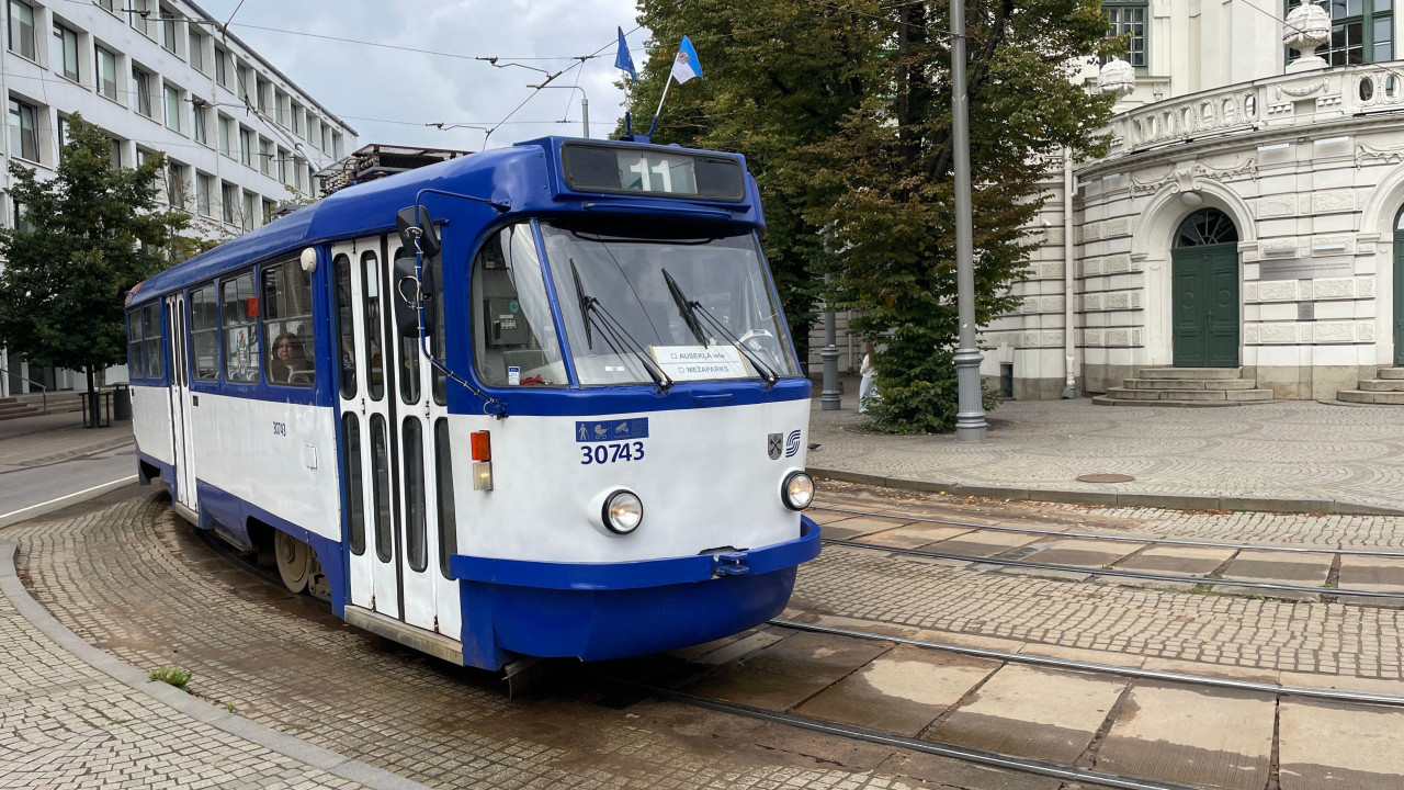 Tramvaj broj 11 prolazi pored Narodnog pozorišta u Rigi