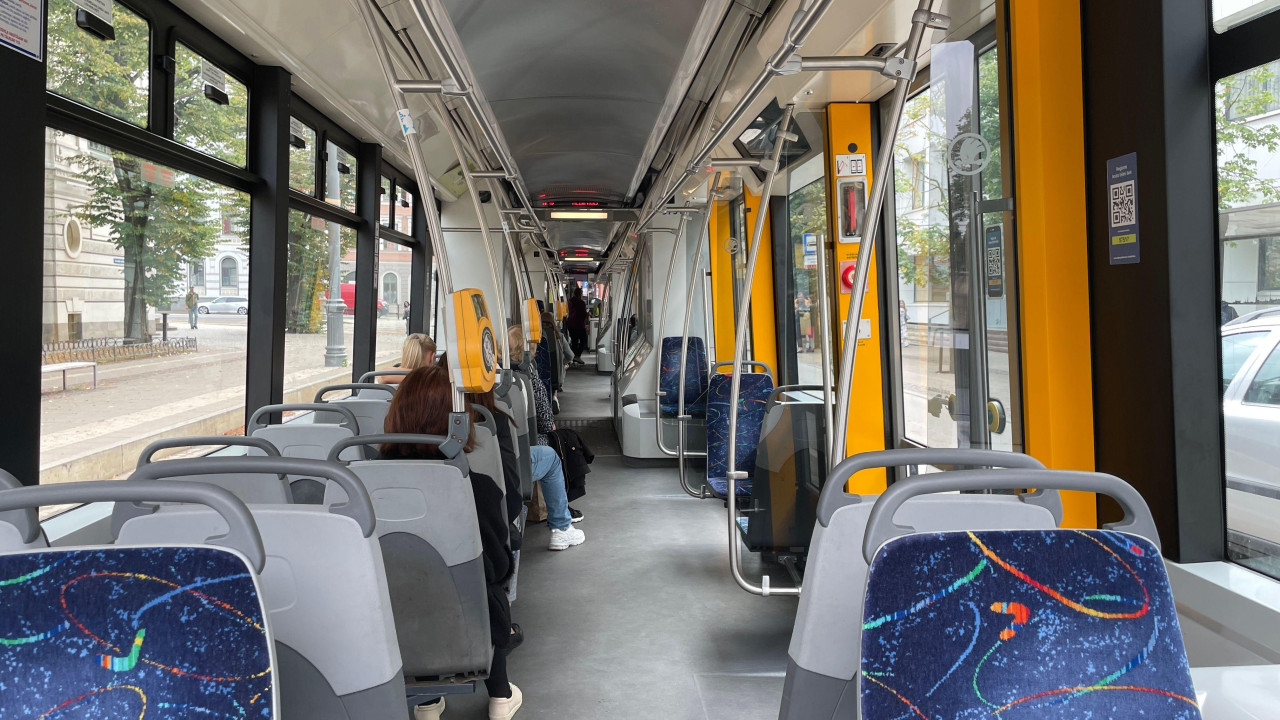 Unutrašnjost novijeg modela tramvaja koji vozi riškim ulicama