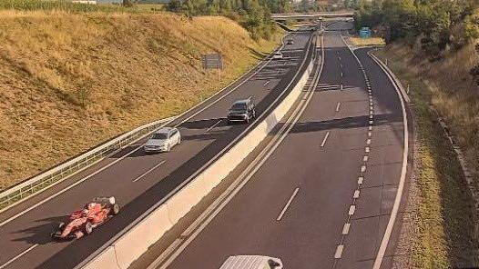 Crveni trkački automobil jurio je levom stranom autoputa