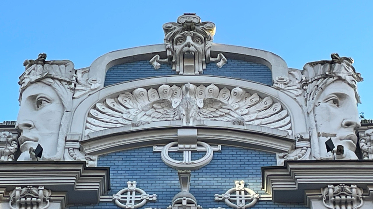 Jedan od najznačajnijih primera secesije u Rigi nalazi se u ulici Elizabetes 10b