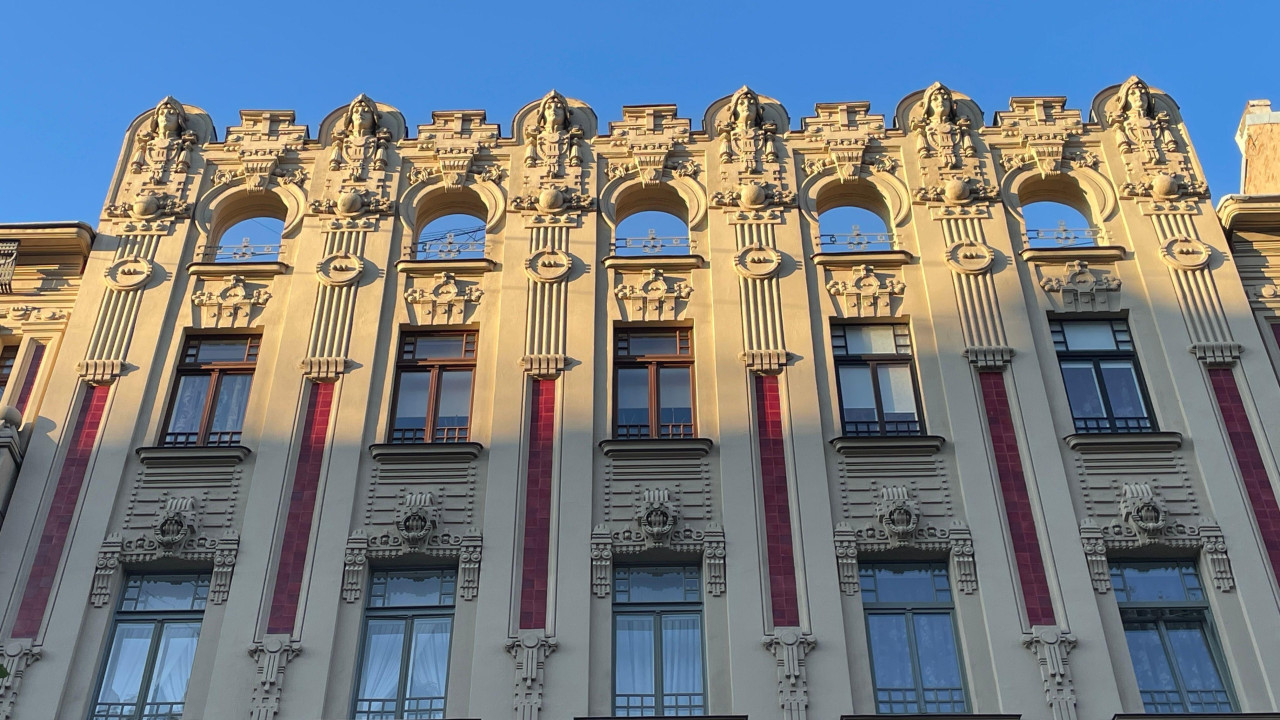 Brojevi 2, 2a, 4, 6, 8, 11, 12 i 13 u ulici Alberta su letonski spomenici arhitekture.