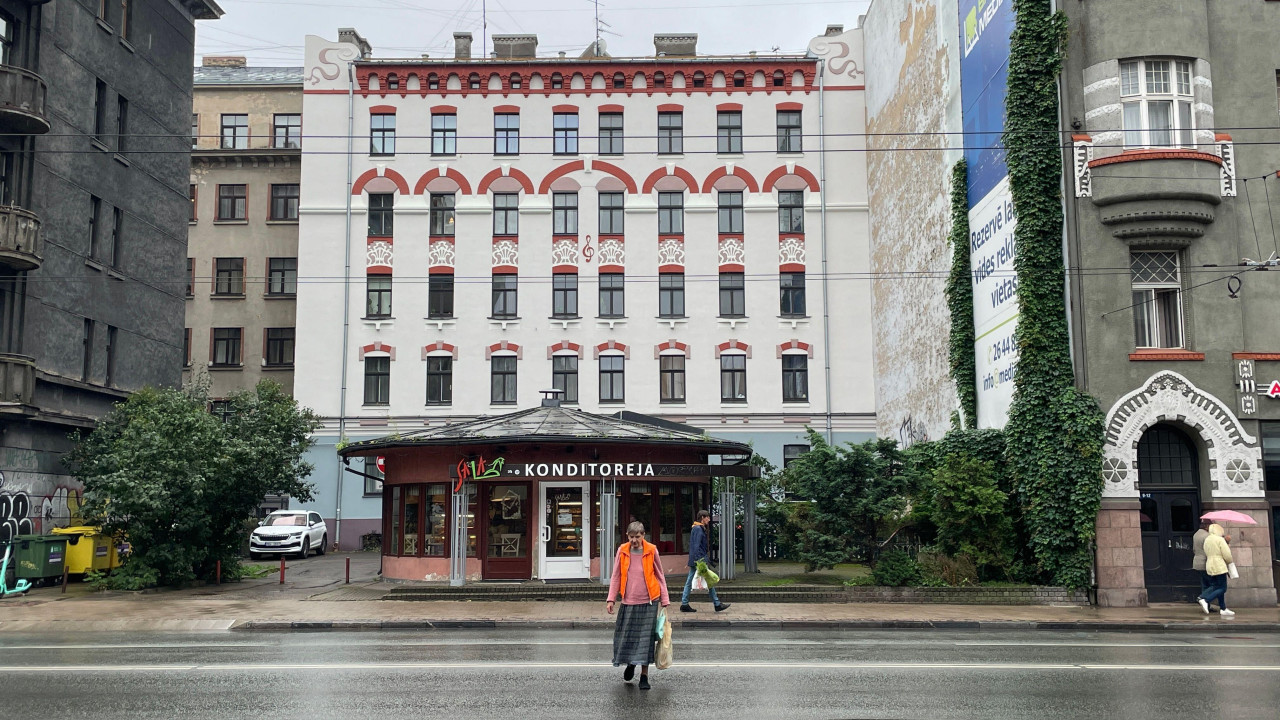 Secesija je zastupljena i u Ulici slobode (Brivibas iela), jednom od glavnih gradskih bulevara, koji se proteže na dužini od čak 12 kilometara. Ulica se tokom nemačke okupacije zvala po nacističkom vođi Adolfu Hitleru, a u sovjetskom periodu po komunističkom vođi Vladimiru Iliču Lenjinu.