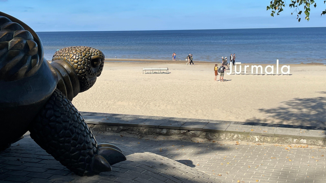 U Jurmali živi više od 50.000 stanovnika i nalazi se na oko 25 kilometara od Rige