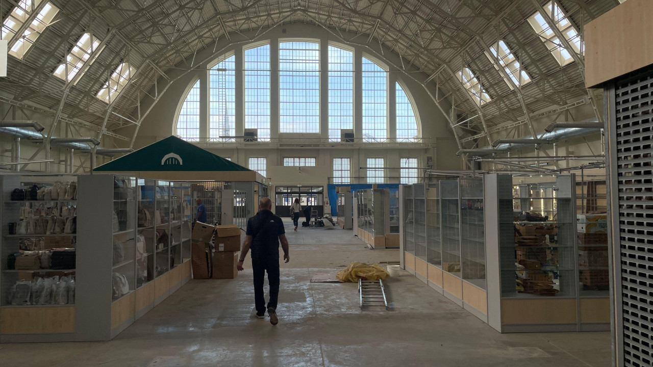 Trenutno se unutrašnjost pijace renovira, pa su mnogi prodavači robu izneli na tezge u dvorištu