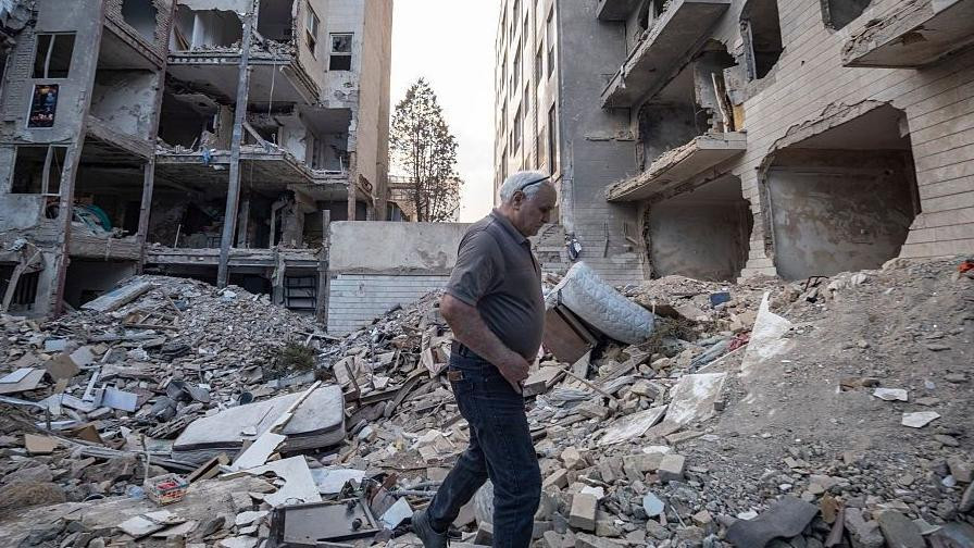 Iran, Teheran, čovek stoji u ruševinama posle napada Izraela na Teheran