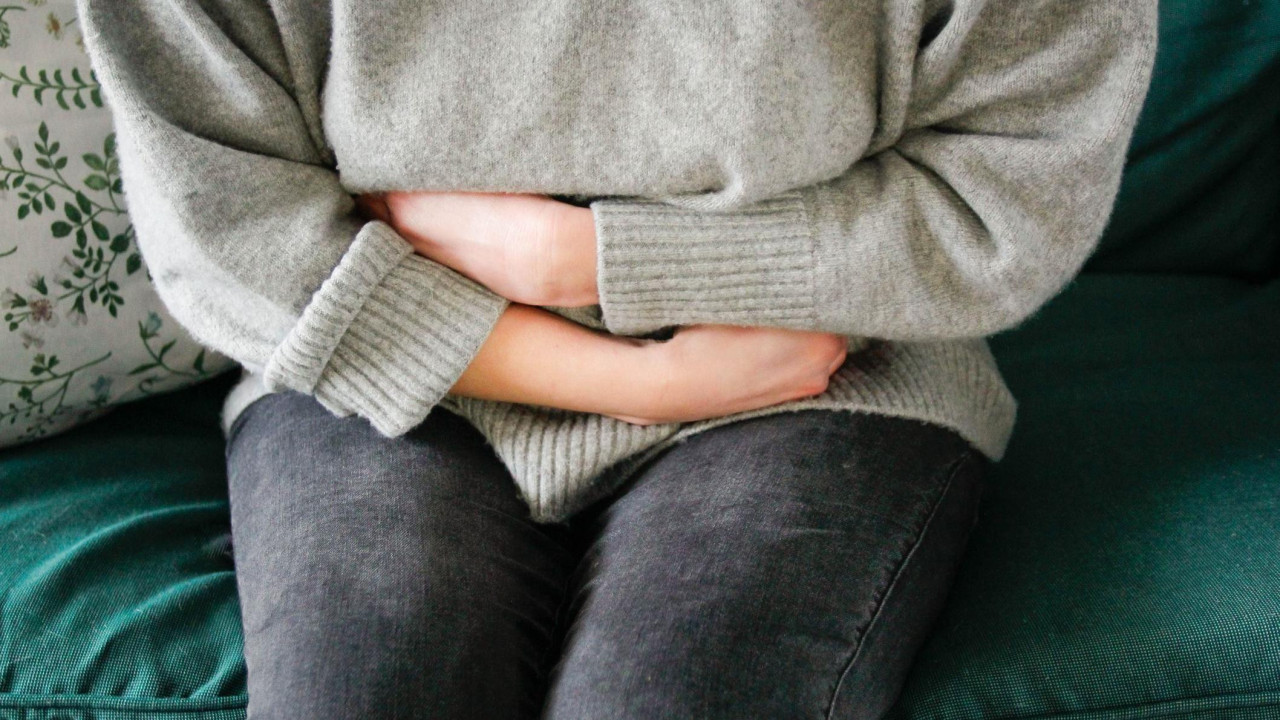 Žena se drži za stomak