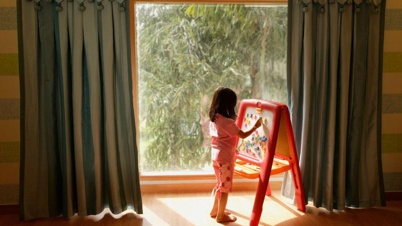 Devojčica kraj prozora