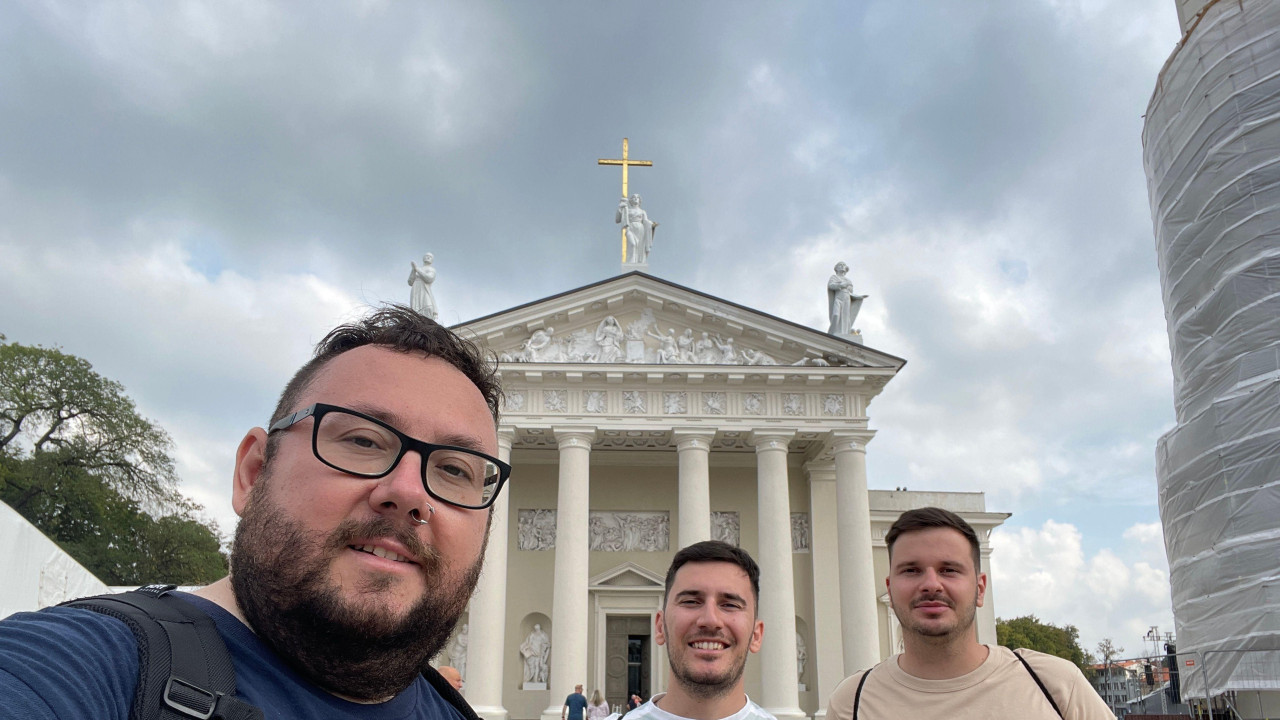 trojica muškaraca u majicama šetaju Viljnusom